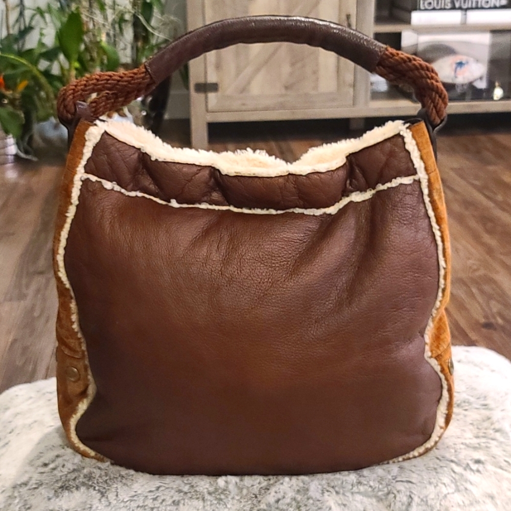 🎉RARE🎉 FENDI SHEARLING LEATHER BAG - Picture 2 of 14